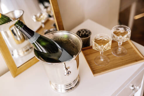 Champagnerflasche im Eimer mit Glas auf dem Tisch - DAWF01962