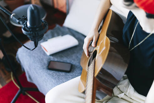 Musikerin spielt Gitarre im Studio - DGOF02171