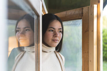 Teenager-Mädchen schaut weg, während sie an der Tür steht - JAQF00589