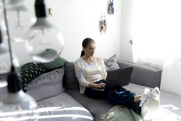 Reife Frau benutzt Laptop bei der Arbeit zu Hause - FLLF00604