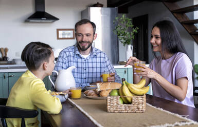 Familie beim Frühstück am Esstisch zu Hause - OIPF00565