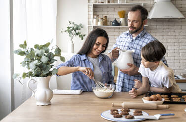 Familie bereitet Essen in der Küche zu Hause vor - OIPF00591