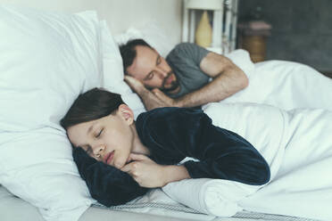 Sohn schläft mit Vater im Bett zu Hause - OIPF00610