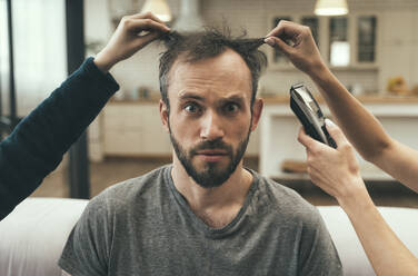 Verwirrter Mann beim Haarschnitt zu Hause - OIPF00615