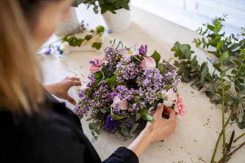 Female florist with flower arrangement at workshop - MPPF01724