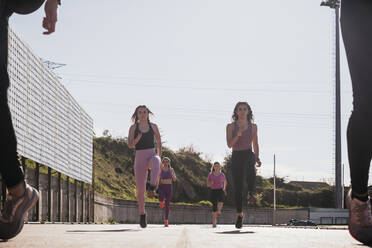 Sportlerinnen beim Laufen an einem sonnigen Tag - RSGF00640