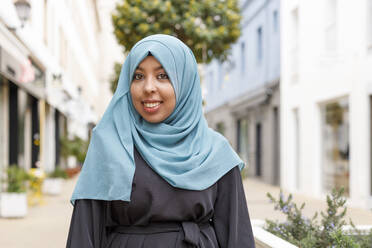 Lächelnde Frau mit Hidschab - IFRF00517
