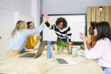 Business-Kollegen High-Fiving im Sitzungssaal im Büro - JSMF02140