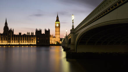 UK, England, London, Panorama der Westminster Bridge und der Themse in der Abenddämmerung mit dem Palast von Westminster im Hintergrund - AHF00364