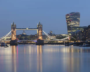 UK, England, London, Langzeitbelichtung von Themse und Tower Bridge in der Abenddämmerung - AHF00365