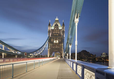 UK, England, London, Fahrzeug-Lichtspuren über der Tower Bridge in der Abenddämmerung - AHF00367