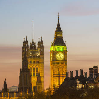 UK, England, London, Elizabeth Tower, Palast von Westminster und Big Ben in der Abenddämmerung - AHF00369