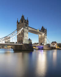 UK, England, London, Langzeitbelichtung von Themse und Tower Bridge in der Abenddämmerung - AHF00372