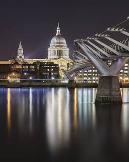 UK, England, London, Millennium Bridge bei Nacht mit beleuchteter Saint Pauls Cathedral im Hintergrund - AHF00373