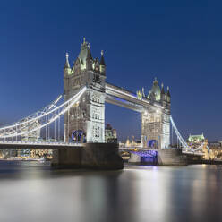 UK, England, London, Langzeitbelichtung von Themse und Tower Bridge in der Abenddämmerung - AHF00376