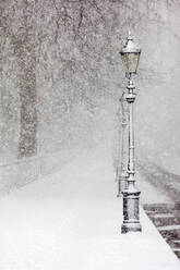 UK, England, London, Leerer Bürgersteig bei starkem Schneefall - AHF00379