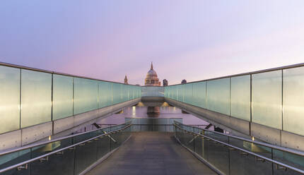 UK, England, London, Abnehmende Perspektive der Millennium Bridge in der Morgendämmerung mit der Saint Pauls Cathedral im Hintergrund - AHF00384