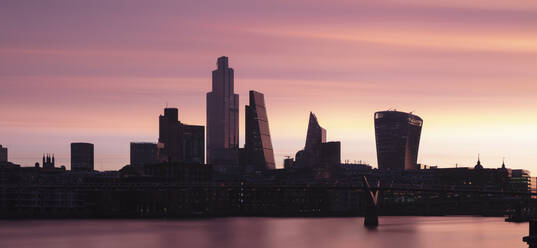 UK, England, London, Panoramablick auf die Themse und die Skyline der Stadt in der Morgendämmerung - AHF00385