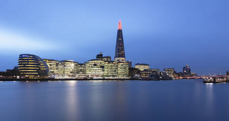 UK, England, London, Panorama der Themse in der Abenddämmerung mit der Skyline von More London im Hintergrund - AHF00386