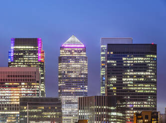 Großbritannien, England, London, Canary Wharf Skyline in der Abenddämmerung - AHF00387