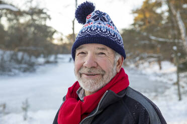 Senior man in warm clothing during winter - FVDF00131