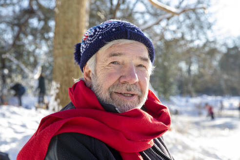 Älterer Mann mit rotem Schal im Winter - FVDF00135