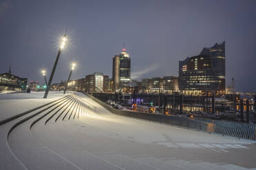 Deutschland, Hamburg, Elbphilharmonie bei Nacht im Winter - KEBF01880