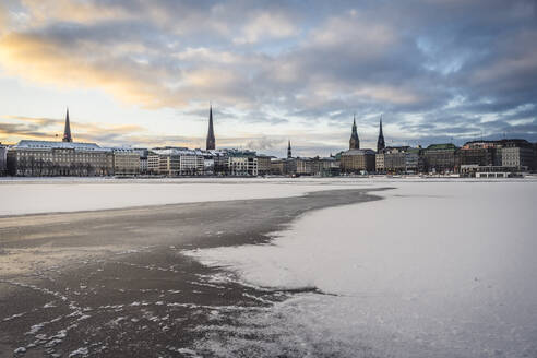 Deutschland, Hamburg, Gefrorene Binnenalster im Winter - KEBF01883