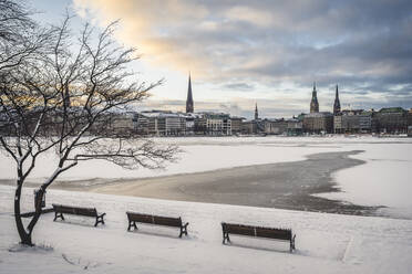 Deutschland, Hamburg, Gefrorene Binnenalster im Winter - KEBF01884