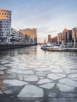 Deutschland, Hamburg, Eisbrocken im Wasser des Sandtorhafens im Winter - KEBF01886