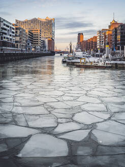 Deutschland, Hamburg, Eisbrocken im Wasser des Sandtorhafens im Winter - KEBF01887