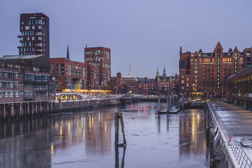 Deutschland, Hamburg, Gefrorenes Wasser des Brooktorhafens in der Abenddämmerung im Winter - KEBF01891