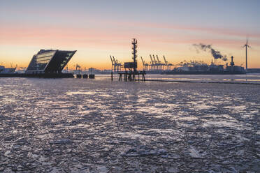 Deutschland, Hamburg, Dockland Bürogebäude über der zugefrorenen Elbe in der Abenddämmerung im Winter - KEBF01895