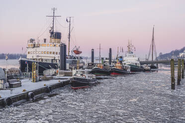 Deutschland, Hamburg, Boote im Museumshafen bei Sonnenuntergang im Winter - KEBF01896