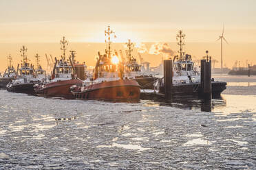 Deutschland, Hamburg, Boote vor Anker in Neumuhlen bei Sonnenuntergang im Winter - KEBF01897