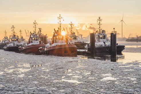 Deutschland, Hamburg, Boote vor Anker in Neumuhlen bei Sonnenuntergang im Winter - KEBF01897