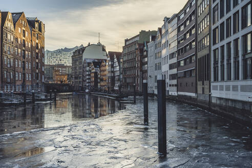 Deutschland, Hamburg, Nikolaifleet mit Elbphilharmonie im Winter - KEBF01900