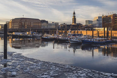 Deutschland, Hamburg, Boote am Zollkanal mit der St. Michaelis Kirche im Hintergrund - KEBF01901