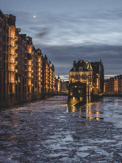 Deutschland, Hamburg, Wasserschloss bei Sonnenuntergang im Winter - KEBF01902