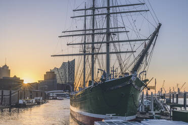 Deutschland, Hamburg, Museumsschiff Rickmer Rickmers bei Sonnenaufgang mit Elbphilharmonie im Hintergrund - KEBF01908