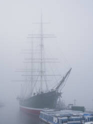 Deutschland, Hamburg, Museumsschiff Rickmer Rickmers im Nebel - KEBF01920