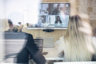Geschäftsleute auf Videokonferenzsitzung im Büro - JSRF01508