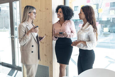 Weibliche Fachkräfte diskutieren in der Kaffeepause im Büro - JSRF01542