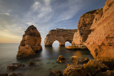 Spektakulärer Blick auf Praia Da Marinha im endlosen Meer mit Horizontlinie unter sonnenlosem Himmel in Lagoa, Algarve Portugal - ADSF23785