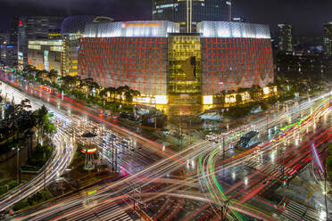 Südkorea - JULY 2, 2018:Von oben beleuchtete Lotte World Mall in Straßennähe mit bunten Lichtern in Langzeitbelichtung - ADSF23789