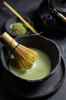 Von oben: traditioneller japanischer Matcha mit Teebesen in einer Steinschale für eine traditionelle orientalische Zeremonie - ADSF23900