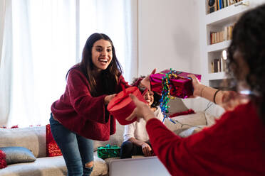 Freunde tauschen Geschenke aus - ISF24381