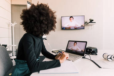 Geschäftsfrau bei Videoanruf im Büro - ISF24403