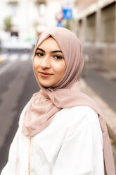 Porträt einer jungen Frau im Freien, die einen Hidschab trägt - ISF24420