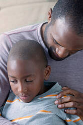 Porträt eines Vaters, der seinen traurigen Sohn tröstet - ISF24506